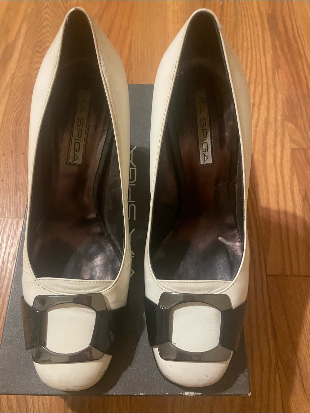 Via Spiga Cream Leather Pumps with Black Buckle